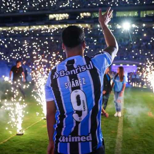 Diante de quase 32 mil gremistas, o novo reforço do Grêmio, o uruguaio Luis Suárez, foi apresentado oficialmente para a torcida tricolor