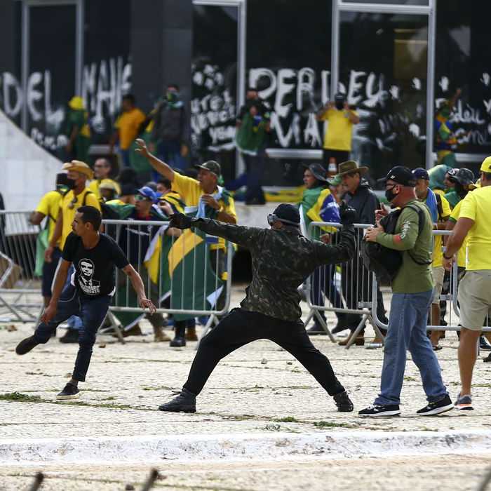 Manifestantes invadem Congresso, Planalto e STF