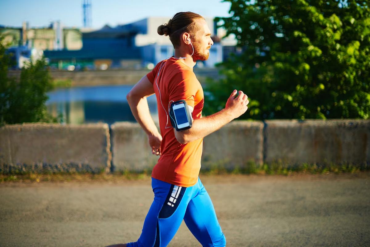 Evite a incômoda dor na lateral da barriga durante as corridas com dicas práticas sobre respiração, alimentação e fortalecimento muscular.